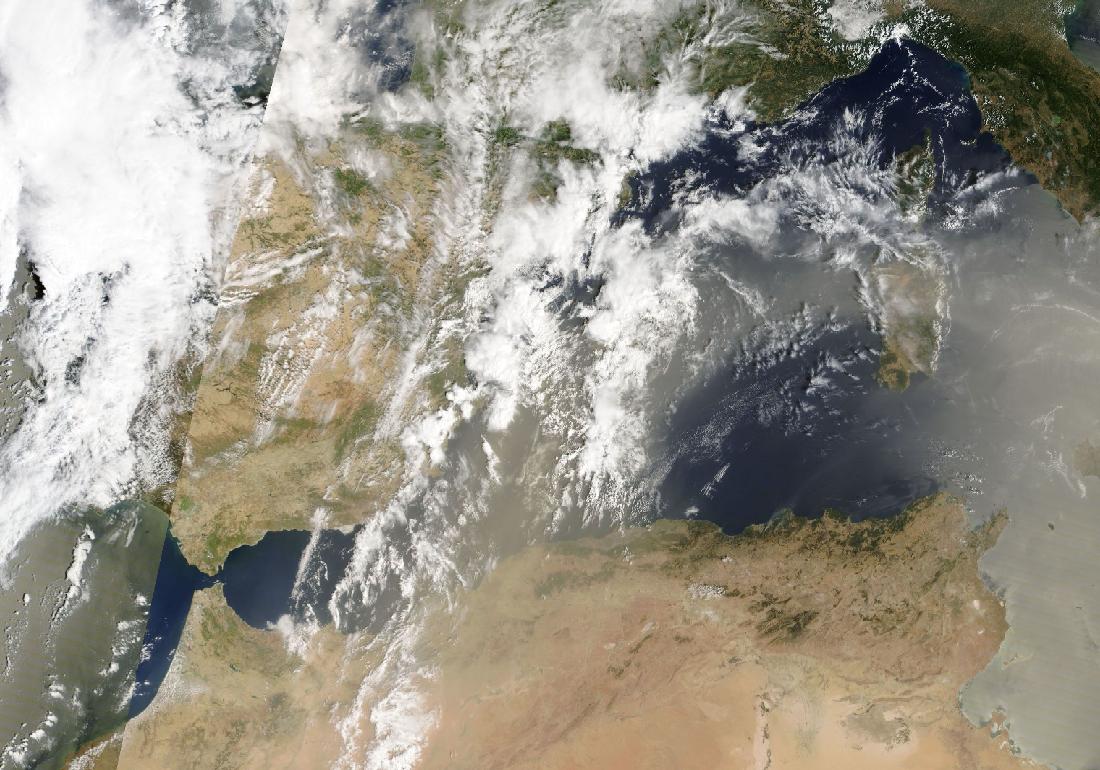 Imatge de satèl·lit del dia: flux meridional impulsant aire saharià amb transport de pols en suspensió.